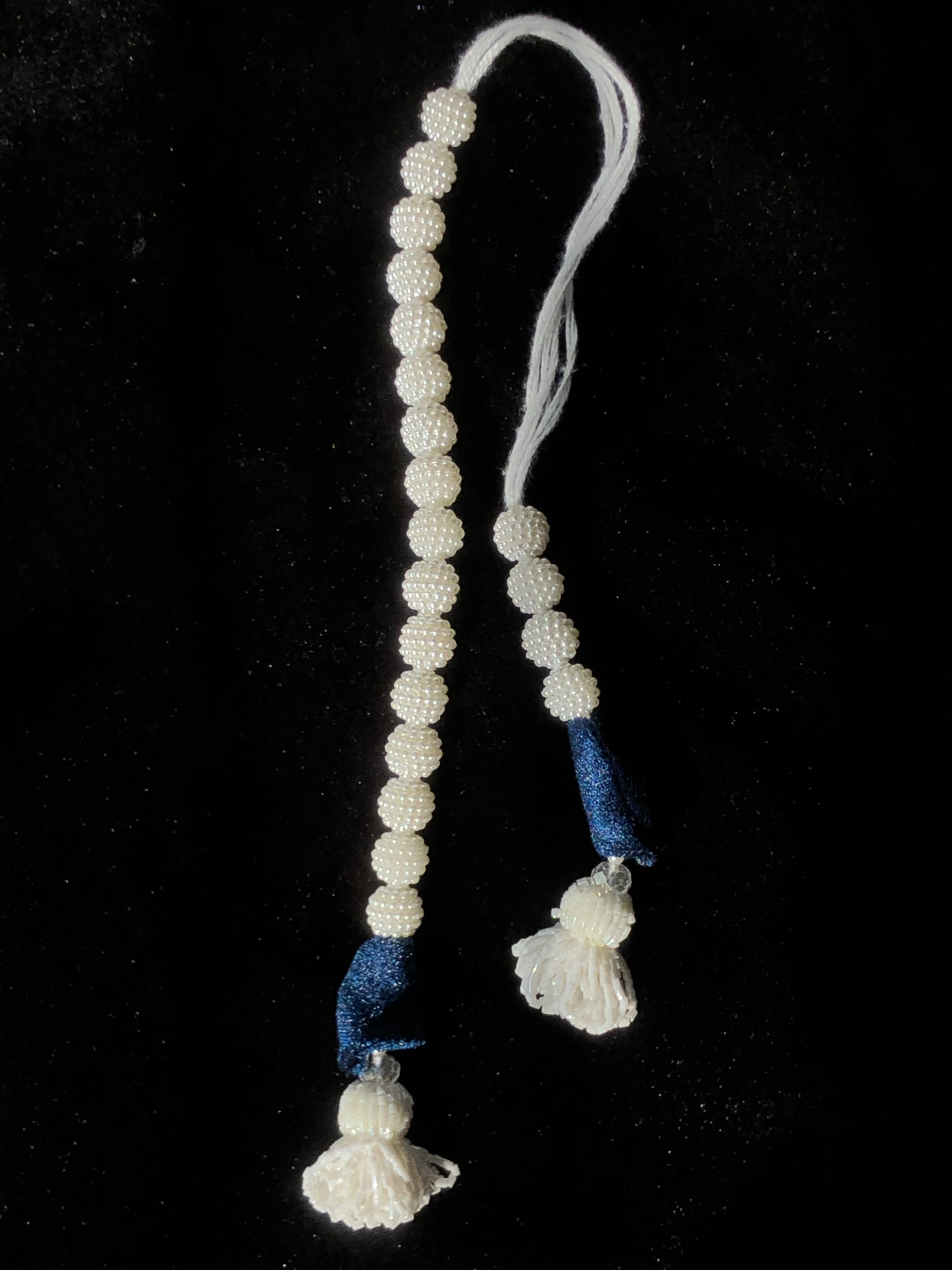 White Designed Moti Sakshi