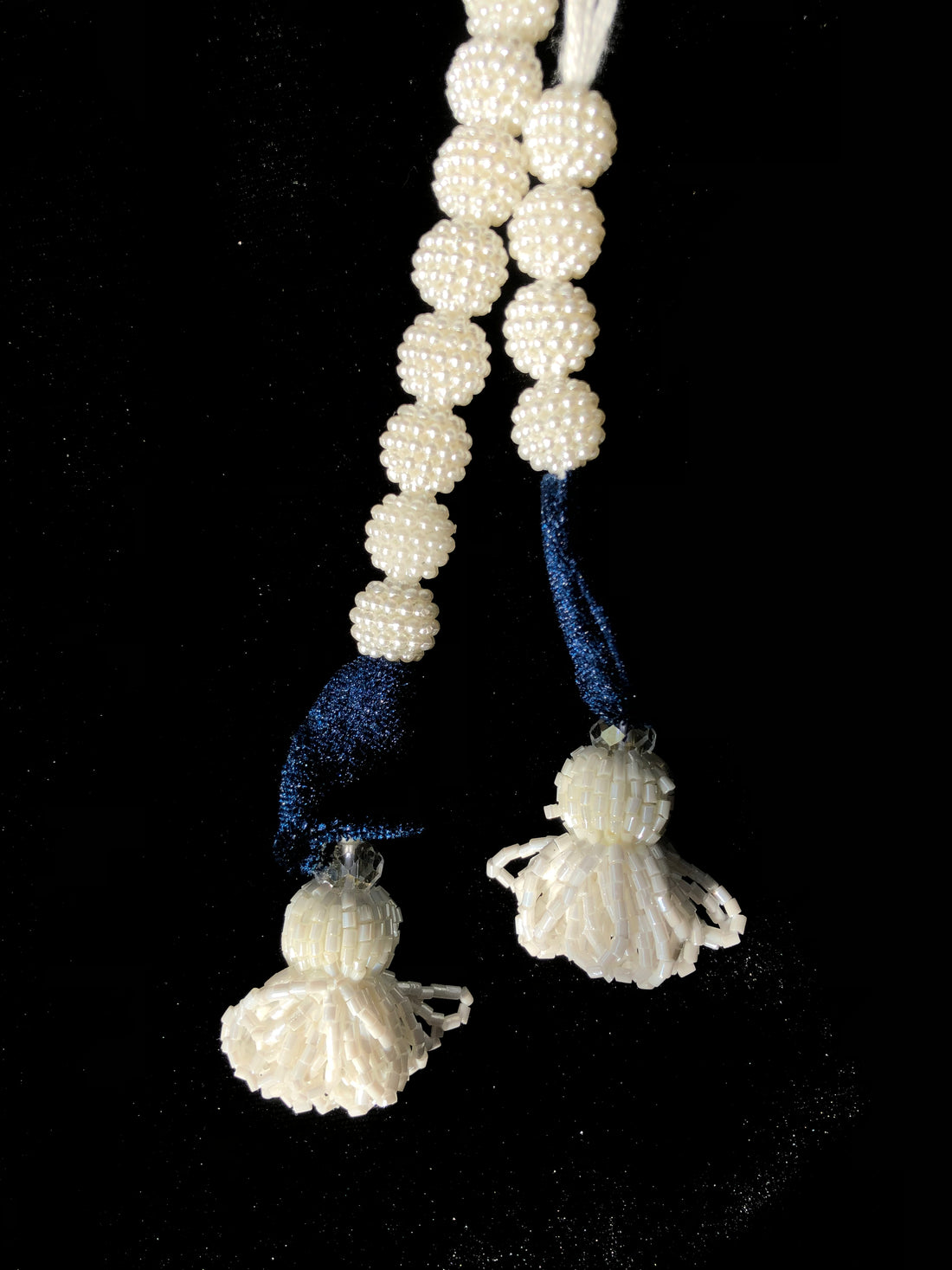 White Designed Moti Sakshi